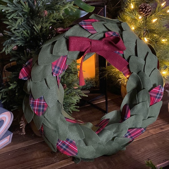 Pottery Barn Kids Whimsical and Festive Plaid Felt Wreath Decor - Picture 3 of 14
